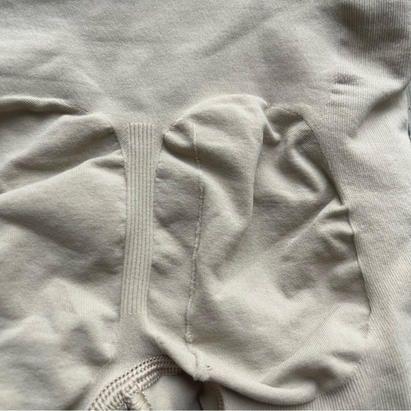 SKIMS Bodysuit Set in Cream - Picture 10 of 10